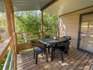 Balkón nebo terasa v ubytování Mobil-home 2 chambres avec terrasse et salon de jardin - API-1-52-448