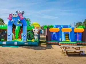 滨海布朗Mobil-home spacieux avec terrasse - 3 chambres - 6 personnes - API-1-52-452的公园里的一组充气游乐设施