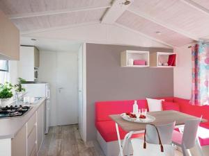 Η κουζίνα ή μικρή κουζίνα στο Mobil-home pour 4 pers. avec terrasse à Saint-Gildas-de-Rhuys - API-1-52-763