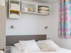 Ένα ή περισσότερα κρεβάτια σε δωμάτιο στο Mobil-home pour 4 pers. avec terrasse à Saint-Gildas-de-Rhuys - API-1-52-763