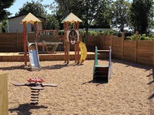 Ο χώρος παιχνιδιού για παιδιά στο Mobil-home pour 4 pers. avec terrasse à Saint-Gildas-de-Rhuys - API-1-52-763