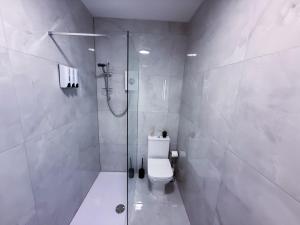 Koupelna v ubytování Elegant 1 bed flat, Sleeps 4, Free parking, Pet friendly, Pudsey, Leeds + 37 fotografií