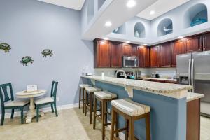 cocina con barra con taburetes y encimera en 116 Mediterranean Way, en Indian Harbour Beach