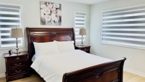Кровать или кровати в номере Luxury Stay in a beautiful City Brampton