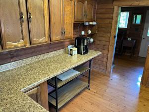 Una cocina con una encimera y una cafetera encima. en Starboat Log Home, en Jersey Shore