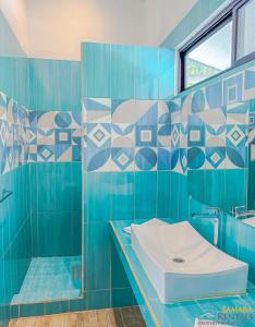 Un baño de Casa Encanto Charming house 5 minutes walking from the beach