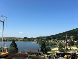 Blick auf einen See mit einer Baustelle in der Unterkunft Appartement Sud avec Terrasse et Garage à Super Besse - FR-1-814-96 in Besse-et-Saint-Anastaise