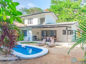 La alberca dentro o cerca de Casa Encanto Charming house 5 minutes walking from the beach