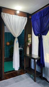 Una habitación con ducha con cortina y mesa. en Sukhothai City Resort, en Sukhothai