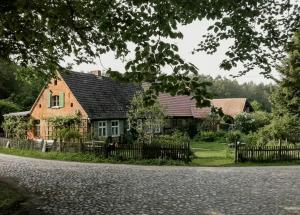 une maison au bord d'une route dans l'établissement Historic Forester's House In Monastery Forest, à Heiligengrabe