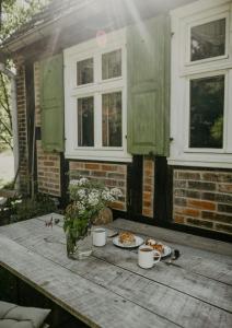 une table avec une assiette de nourriture et deux tasses dans l'établissement Historic Forester's House In Monastery Forest, à Heiligengrabe 23 autres photos