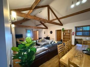 TV a/nebo společenská místnost v ubytování Old Corner Barn Lake District Escape by PolkaStays