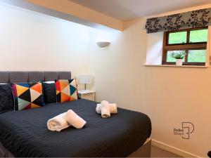 Postel nebo postele na pokoji v ubytování Old Corner Barn Lake District Escape by PolkaStays