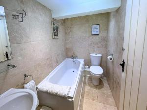 Koupelna v ubytování Old Corner Barn Lake District Escape by PolkaStays