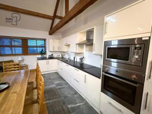 Kuchyň nebo kuchyňský kout v ubytování Old Corner Barn Lake District Escape by PolkaStays + 5 fotografií