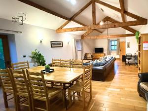 Posezení v ubytování Old Corner Barn Lake District Escape by PolkaStays