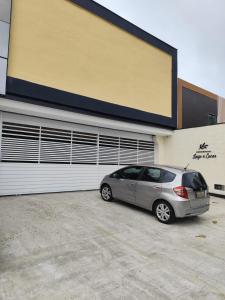 アラカジュにあるResidencial Laize & Lucasの建物前に停車する銀車