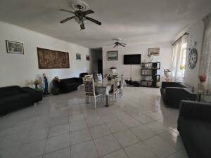 Μια τηλεόραση ή/και κέντρο ψυχαγωγίας στο Charming Italian Home in Aprilia, Close to Rome