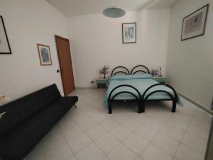 Ένα ή περισσότερα κρεβάτια σε δωμάτιο στο Charming Italian Home in Aprilia, Close to Rome
