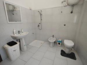 Ένα μπάνιο στο Charming Italian Home in Aprilia, Close to Rome