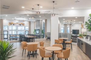 Posezení v ubytování 2BR Scottsdale Condo , Pool & Gym, Close to TPC & Fairmont- H1059