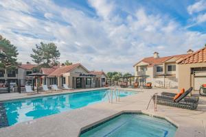 Bazén v ubytování 2BR Scottsdale Condo , Pool & Gym, Close to TPC & Fairmont- H1059 nebo v jeho okolí