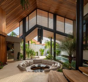 sala de estar amplia con sofá y mesa en Villa Levante Bali by House of Winds - Tropical Oasis near Canggu, en Kerobokan