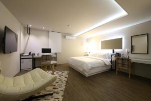 Μια τηλεόραση ή/και κέντρο ψυχαγωγίας στο Avenue Hotel +28 φωτογραφίες