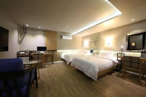 Кровать или кровати в номере Avenue Hotel