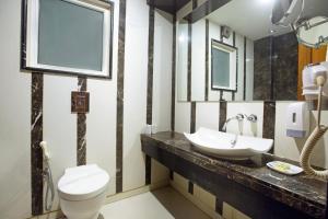 Et badeværelse på Hotel Krishna Deluxe-By RCG Hotels