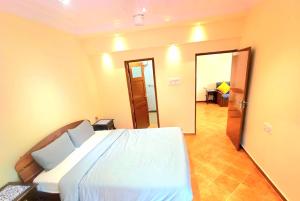 Postel nebo postele na pokoji v ubytování Golden Sandy Shores, 1bhk beach apartment