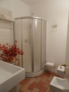 ein Bad mit einer Dusche und einem Waschbecken in der Unterkunft Vicolo del Lupo Guesthouse in Rom