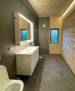 Ένα μπάνιο στο New Cabin With Sea View In Risør