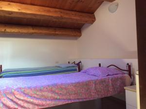 una camera con letto in una stanza con soffitti in legno di Il mondo roverso a Feltre