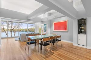 Un comedor con una mesa de cristal y sillas. en Lake House in the City, en Arlington