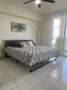 Ένα ή περισσότερα κρεβάτια σε δωμάτιο στο Enjoy an endless summer - Parking included!