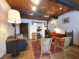 Ruang duduk di Rustic Vacation Home, Baneux +19 gambar