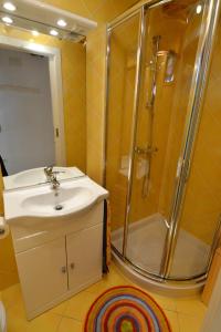 W łazience znajduje się umywalka i prysznic. w obiekcie Apartments Maja w mieście Piran