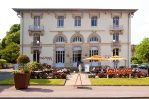 Garden & City Luxeuil Ex Le Métropole et Les Thermes外面的花园