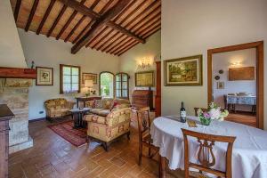 Posezení v ubytování Rustic Apartment With Pool