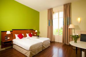 Garden & City Luxeuil Ex Le Métropole et Les Thermes客房内的一张或多张床位