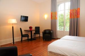 Garden & City Luxeuil Ex Le Métropole et Les Thermes客房内的一张或多张床位
