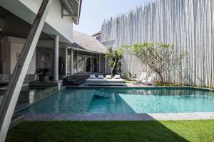 Piscina de la sau aproape de Villa Xaloc by House of Winds - Stunning Balinese retreat next to Canggu