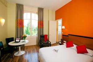 Garden & City Luxeuil Ex Le Métropole et Les Thermes客房内的一张或多张床位