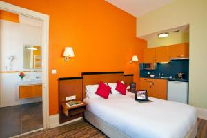 Garden & City Luxeuil Ex Le Métropole et Les Thermes客房内的一张或多张床位