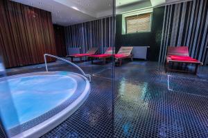 Bazén v ubytování Hotel Yasmin Košice nebo v jeho okolí