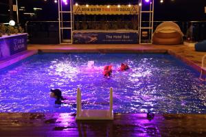 ヨス市にあるThe Hotel Sooの夜間のスイミングプールでの子供3名 +39枚の写真