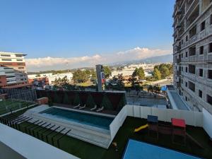 a swimming pool on the roof of a building at Alojamiento zona 12 in Boca Monte
