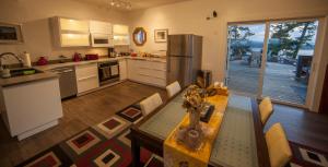 Fotografie z fotogalerie ubytování Shangri-La Oceanfront vacation home v destinaci Pender Island