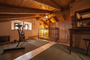 um quarto com uma câmara num quarto com tectos em madeira em Magica Vercio em Mergozzo